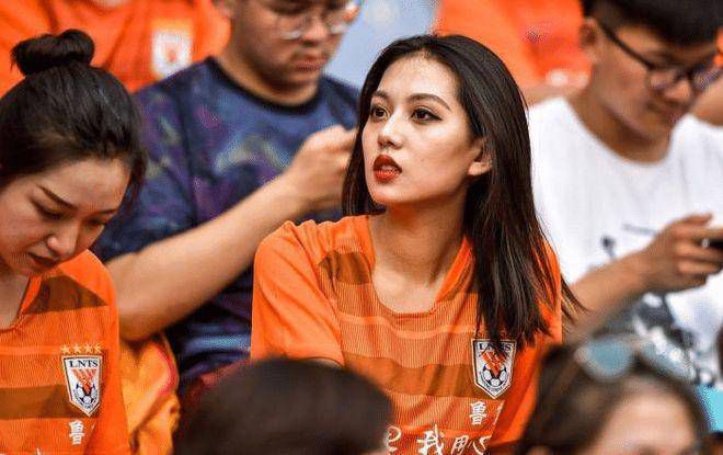 网友纷纷赞道“女神好美”、“你嫣然一笑如含苞待放”，也有人马上猜“是崔始源送的吗？